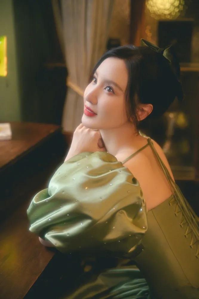 女星为走红毯好看有多拼？张萌直接勒骨折，金