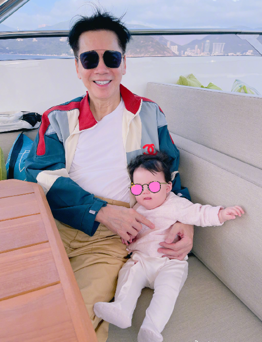 向佐父亲节晒家庭合照，与郭碧婷和女儿依偎，小奶皇正脸像妈妈