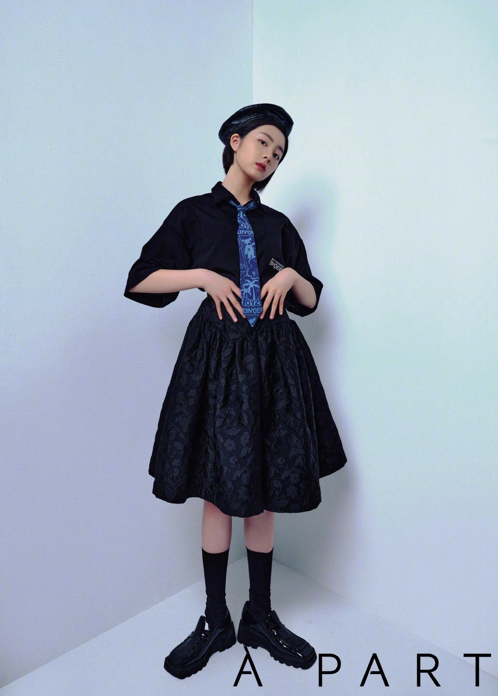 黄多多首组个人大片，复古雀斑妆终于不苦相，