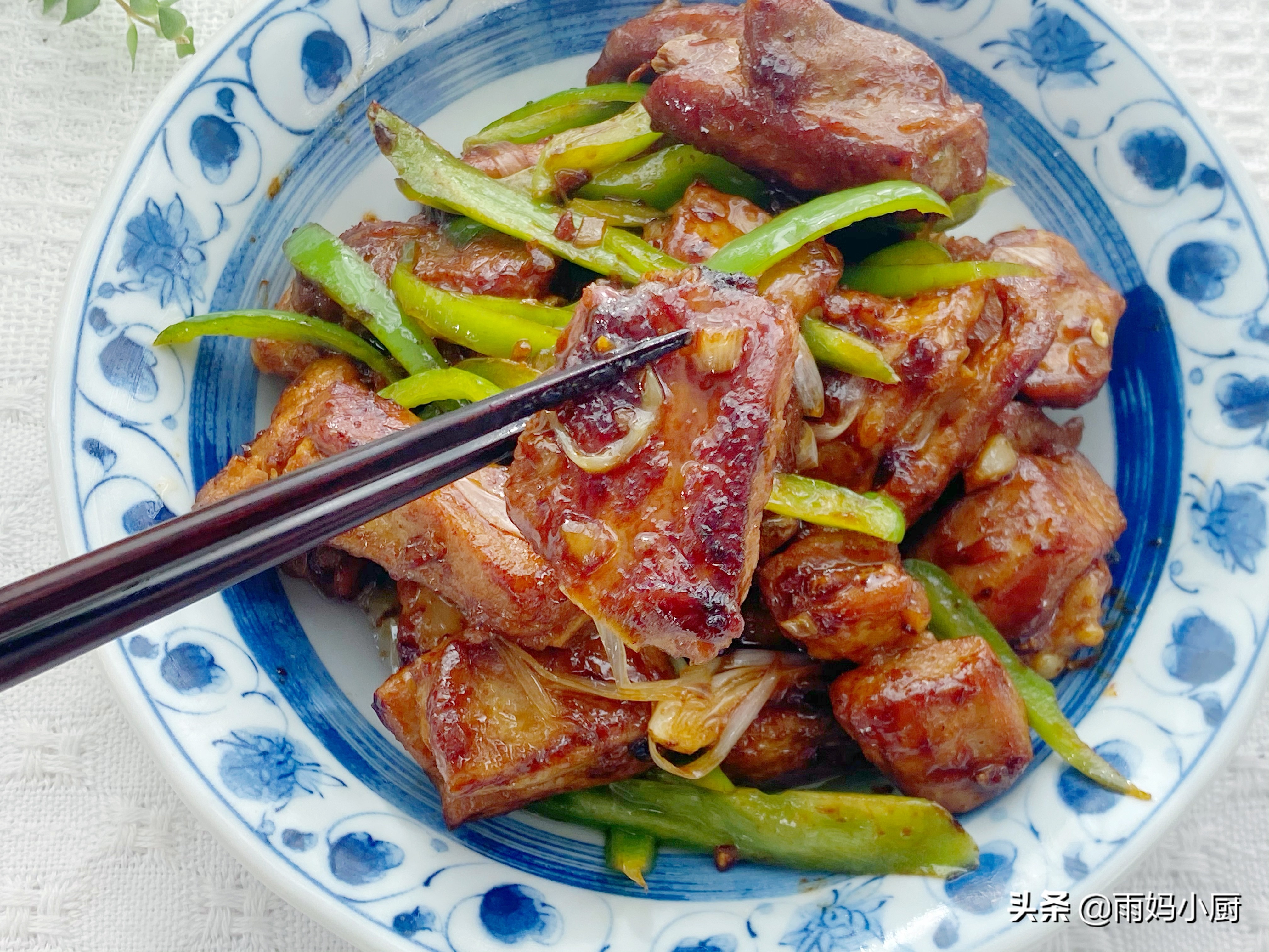 排骨别只会煲汤了，试试这做法，软嫩入味又下饭，好吃到吮手指