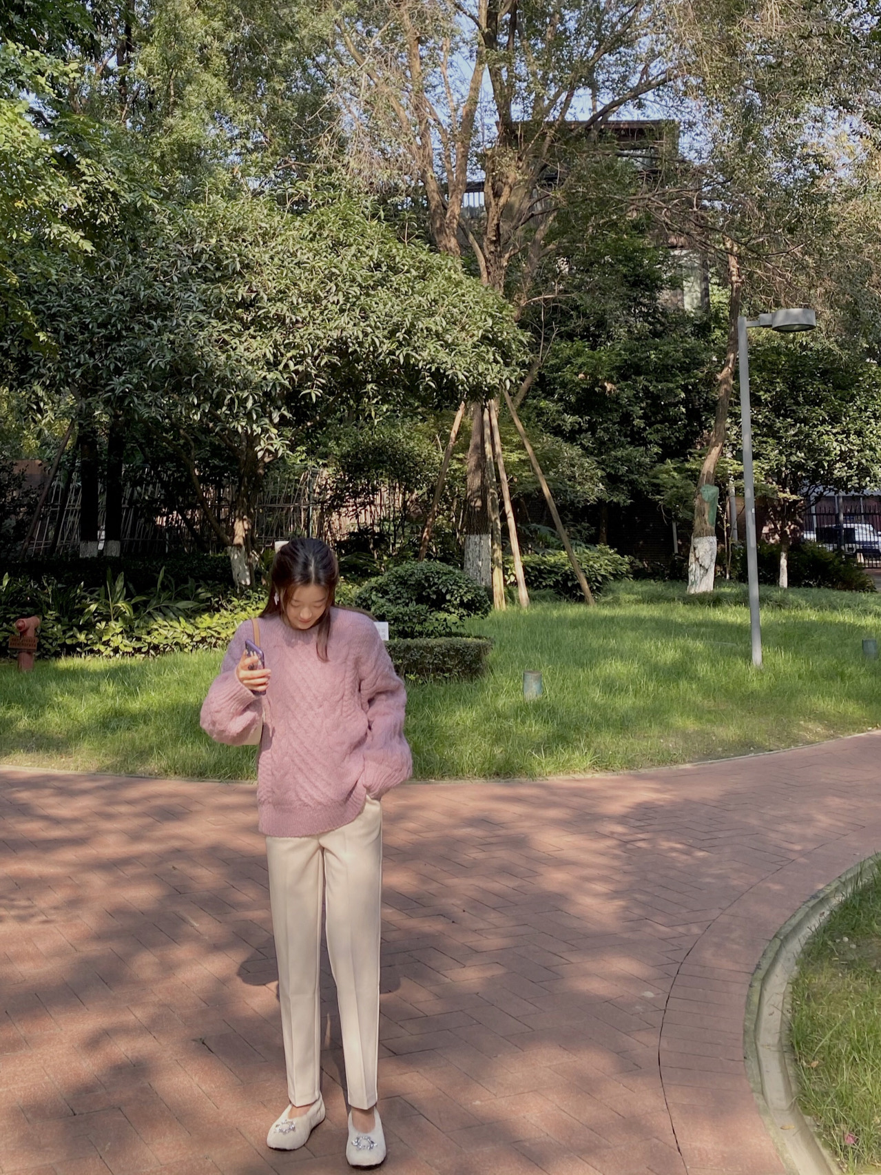 你是什么腿型就选什么裤子，今冬流行的烟管裤，腿粗女人穿更合适