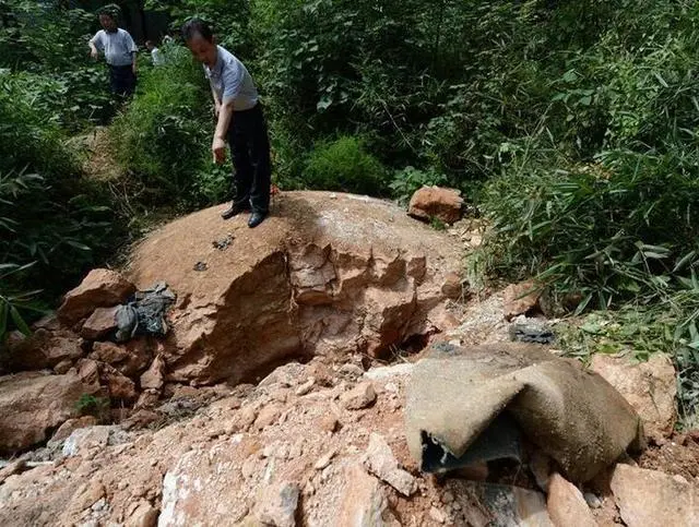 1989年,盗墓贼炸开曾国藩墓;考古队进洞后出来,为