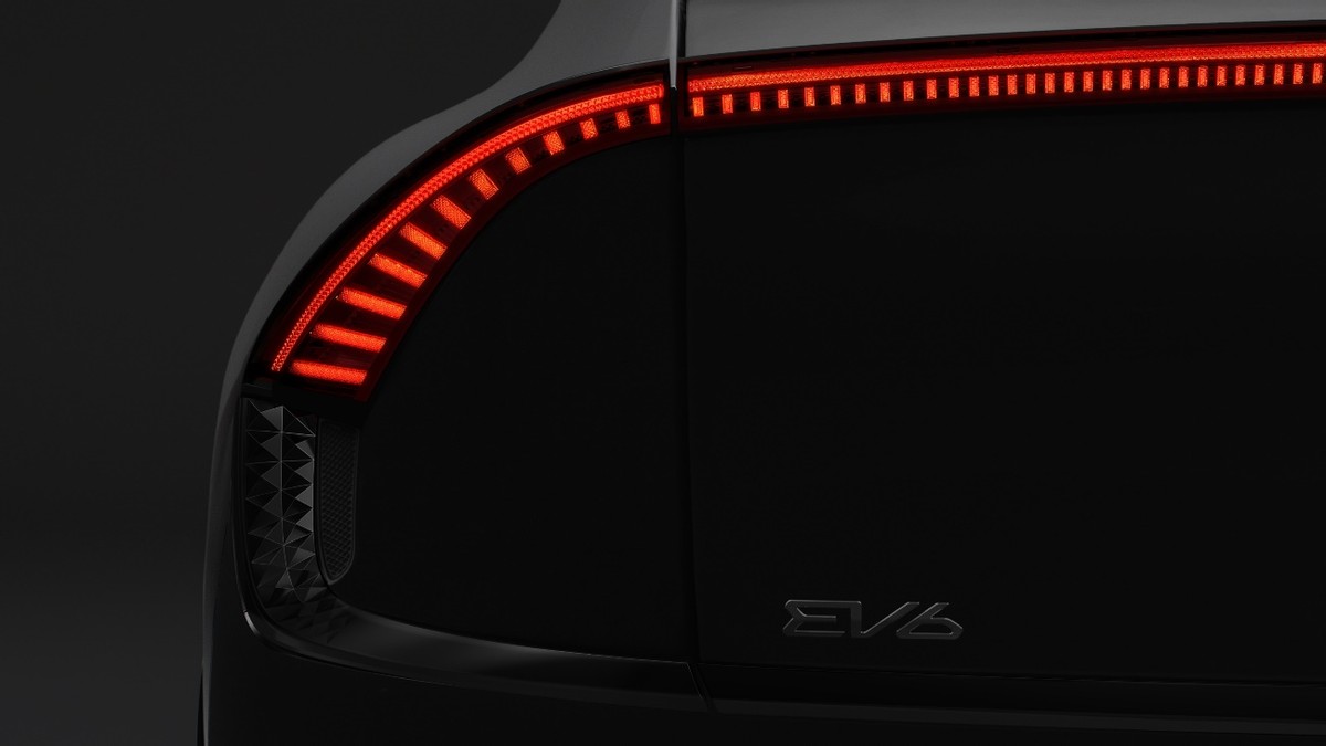 起亚公布首款专属电动车型EV6首批预告