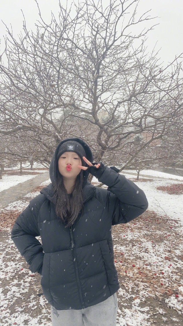 鐘麗緹帶兩女兒玩雪，考拉開心大笑，Jaden化紅唇越來越漂亮