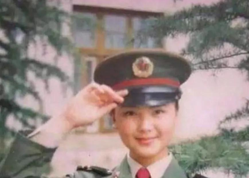 Han Hong claimed to be a school girl when he was young. He thought it was a joke, but saw the photo of the 18-year-old military uniform: I believe