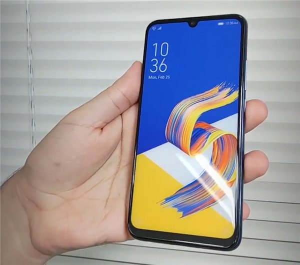 asusZenfone6外型泄漏：一款能逼死强迫症的手机上