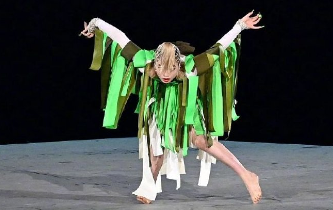 奥运五环上落了一只飞蛾网友果然是一届充满幺蛾子的奥运会呼应主题了