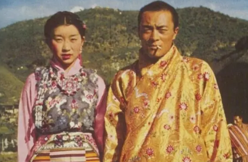 29岁不丹王后怀二胎后地位倍增，国王全程搀扶，太王太后帮看孩子