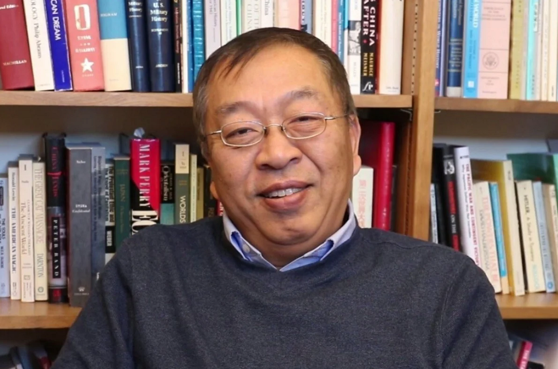 被拜登踢出白宫后，余茂春突然现身了，果然没