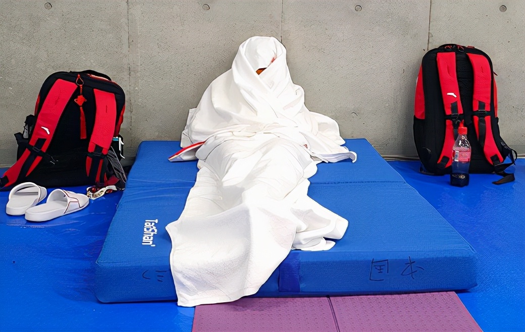 争议！曝全红婵师哥蹭热度，朝粉丝索要礼物，才给发现场视频