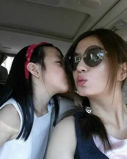 趙薇女兒11歲生日，連續6年每年捐款25萬做公益，善良有愛似天使