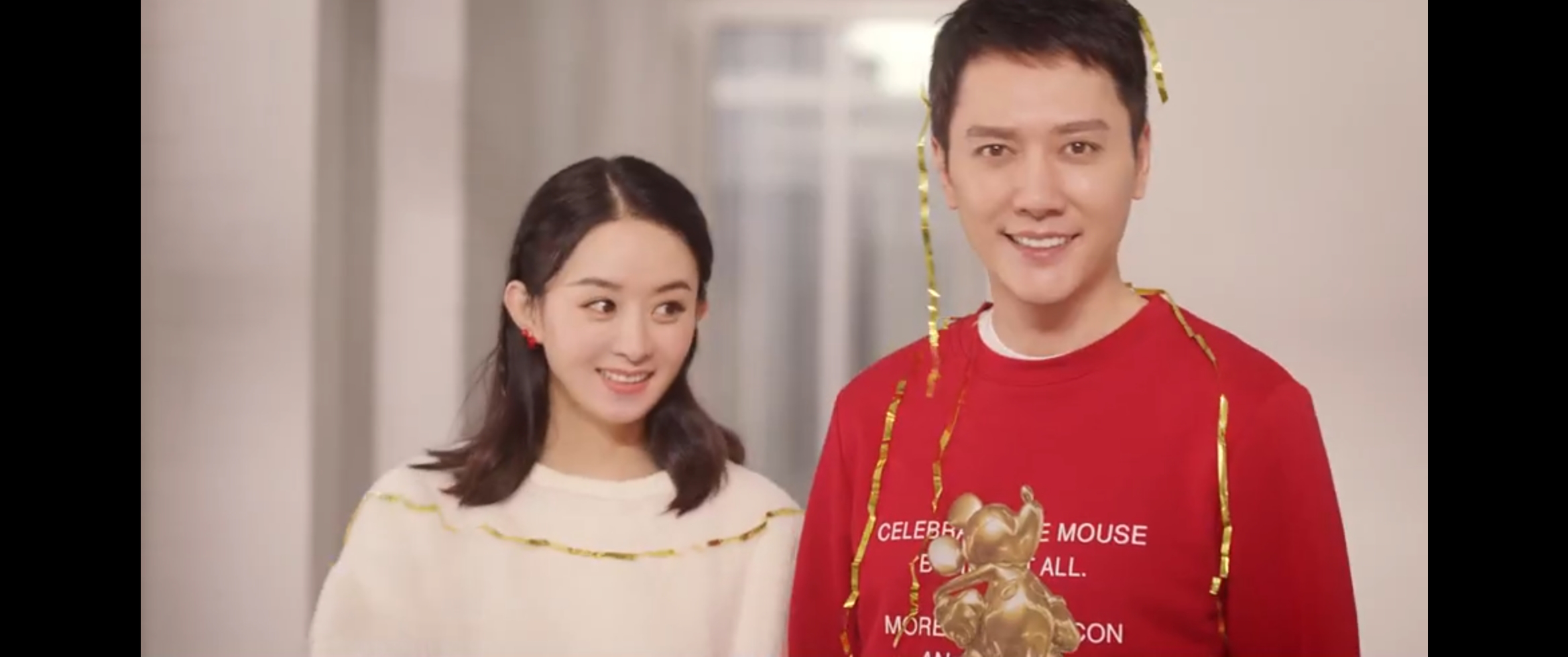 冯绍峰赵丽颖晚上散步，恩爱甜蜜，网友：狗粮