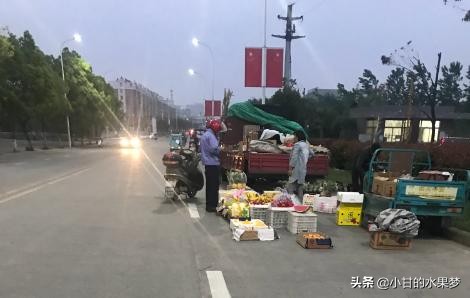 马路边那么多摆摊卖水果，他们真的比实体水果店还要赚钱吗？