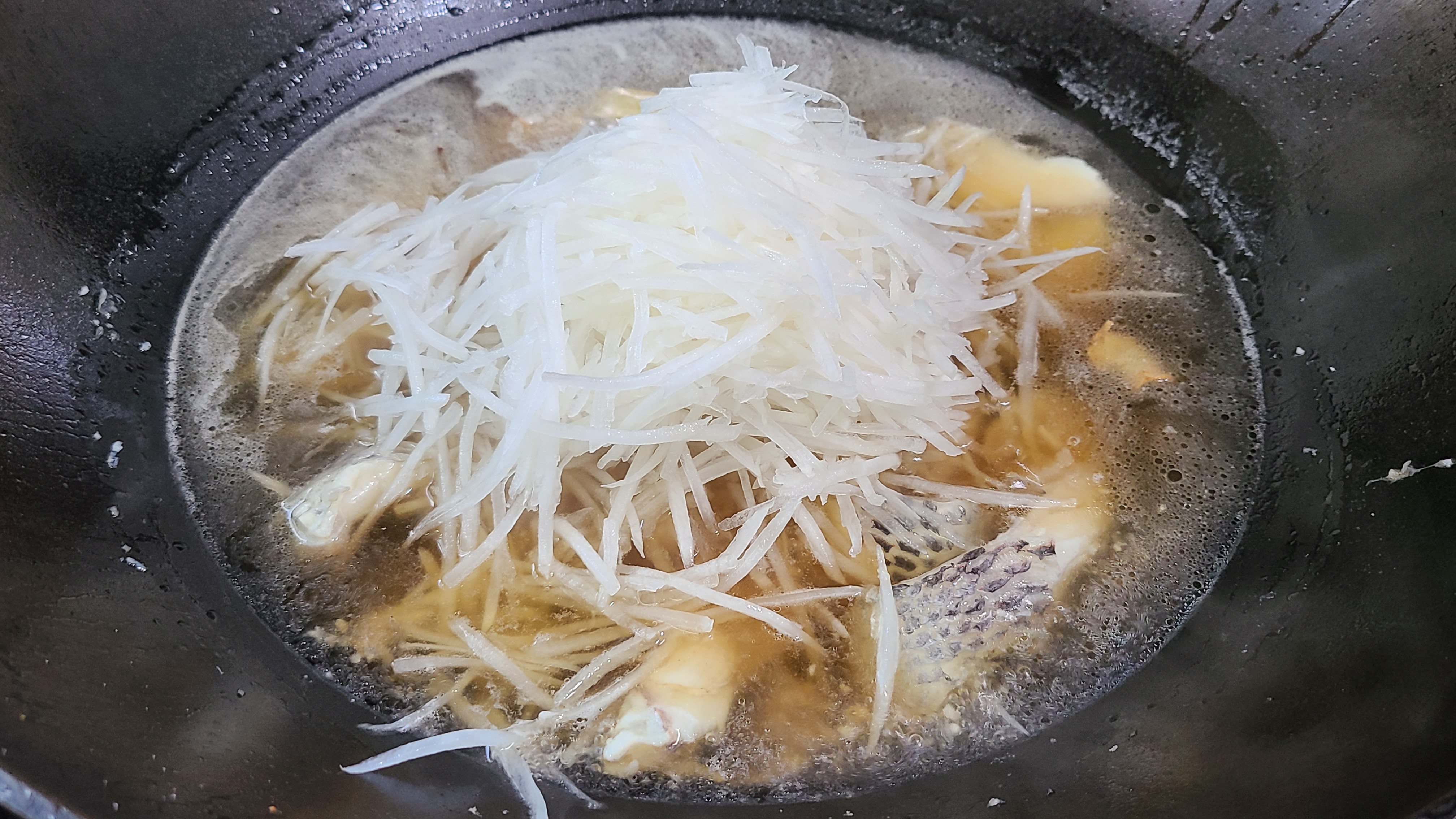 這一道蘿蔔燉魚太香了，味道鮮美做法簡單，好吃又便宜