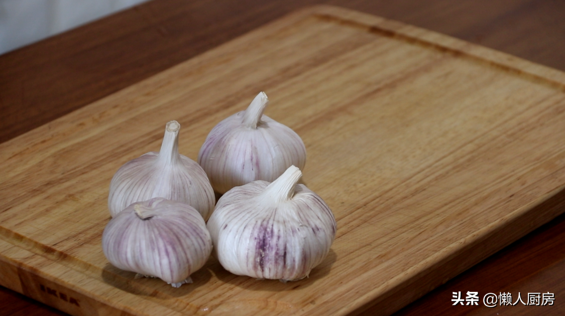 這是烤箱版烤大蒜頭的做法，比碳烤得更省事，軟糯鹹香