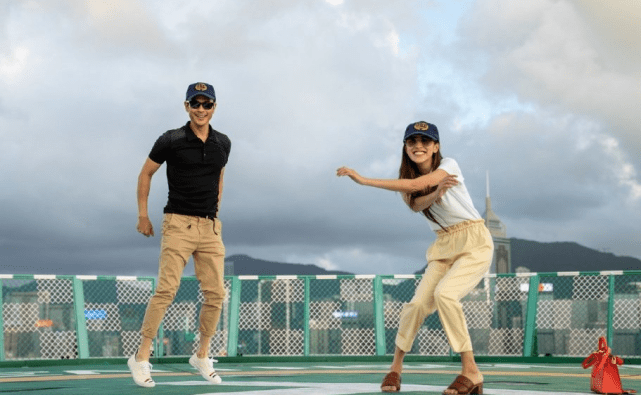 陈凯琳晒亲子时光，郑嘉颖掌镜拍下三代同堂合照，俩儿子颜值超高