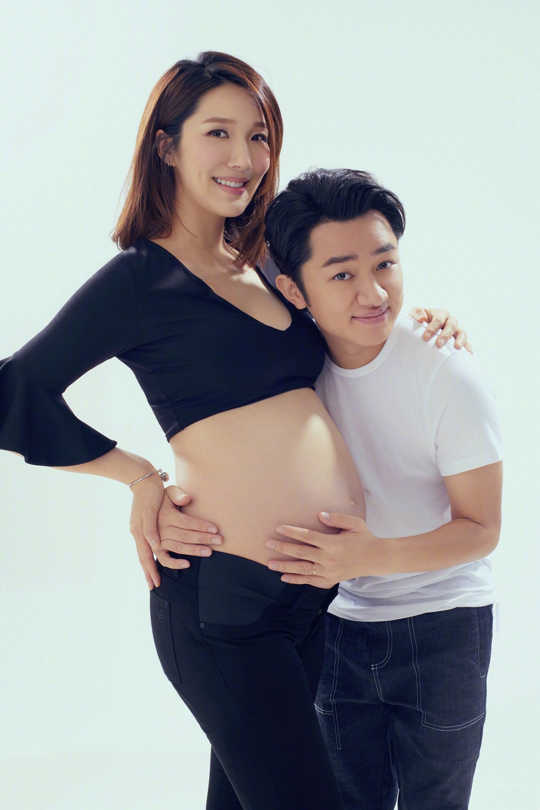 王祖藍曬全家福，女兒親吻媽媽孕肚，夫妻倆拍孕期寫真溫馨有愛