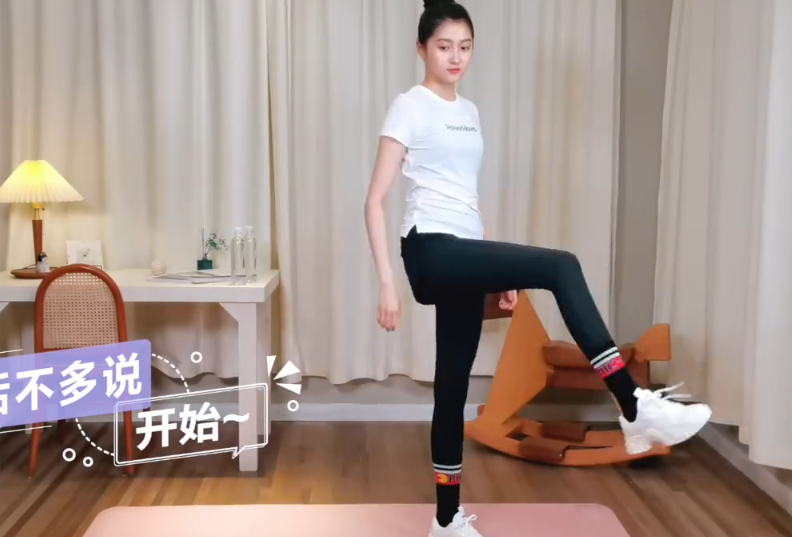 Guan Xiaotong is in the home fitness, the leg when doing an abdomen is long see Jing, so long gem gal mat does not include the whole body