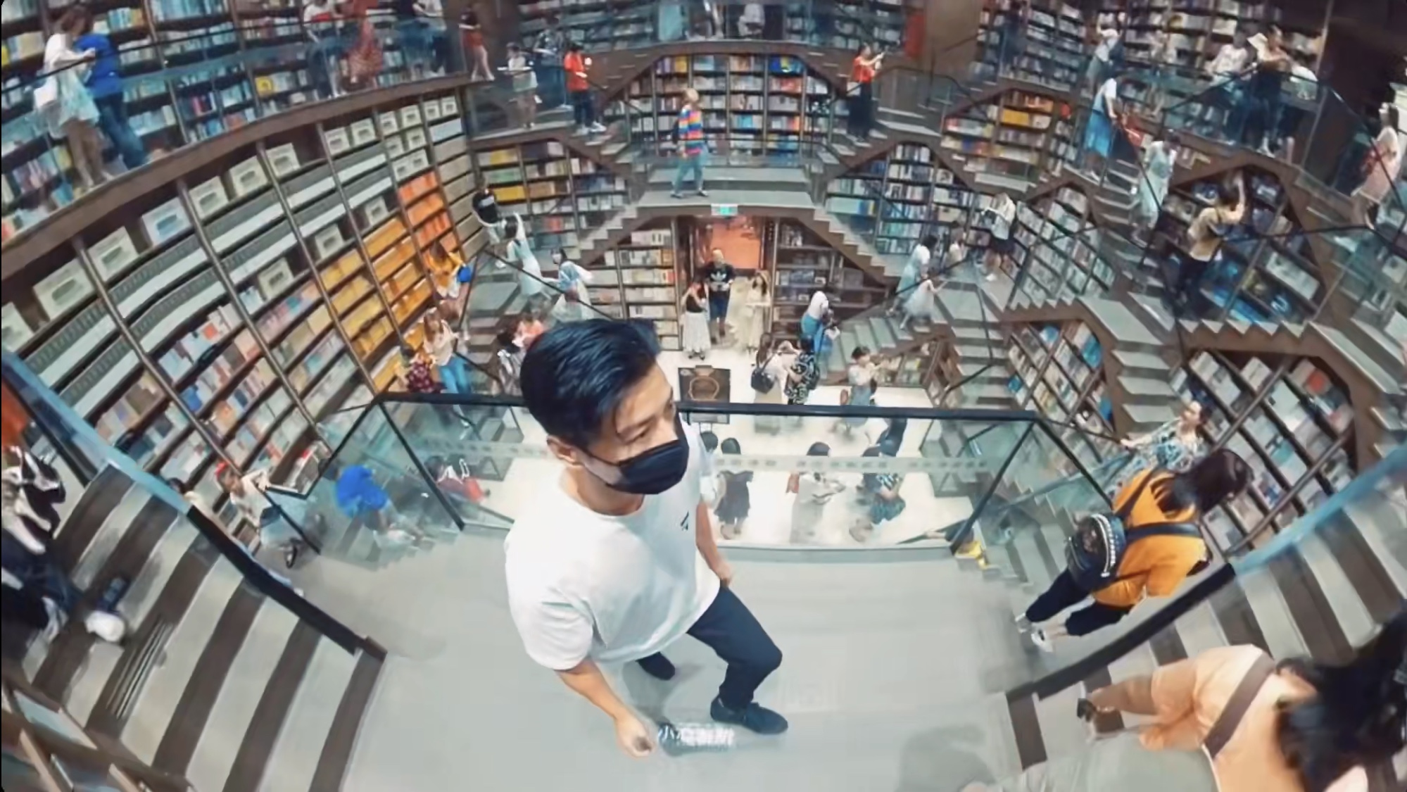 重庆崽儿张晋携蔡少芬回到家乡，一支短片，将山城的美一网打尽