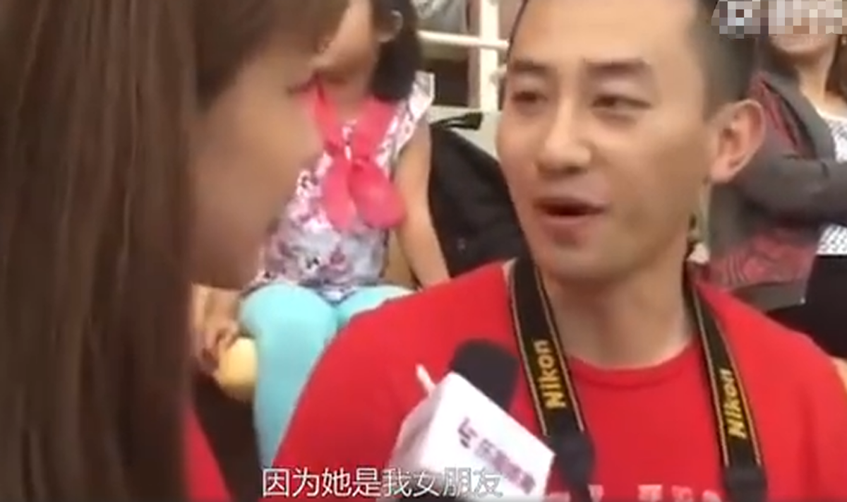 吴敏霞挺孕肚现身机场！皮肤白皙四肢纤细，老公在旁推行李