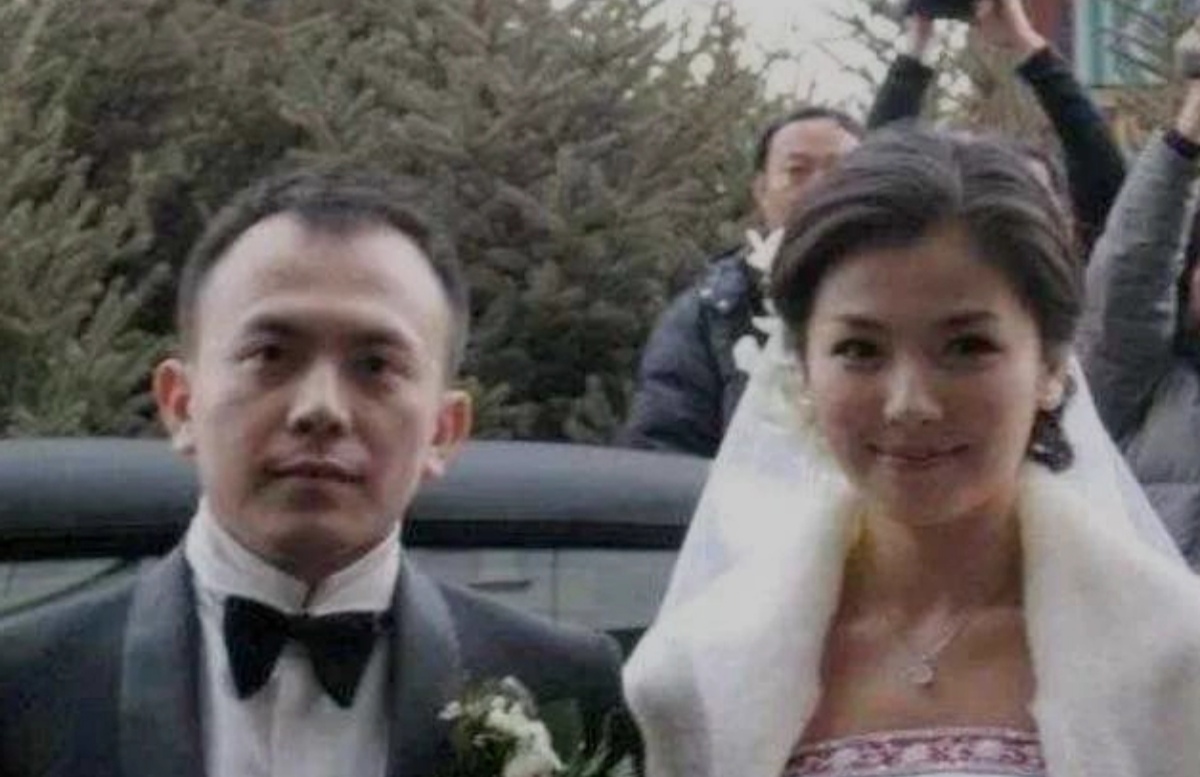 42岁刘涛晒婚纱照，腰围瘦到快比脸小，白纱却意