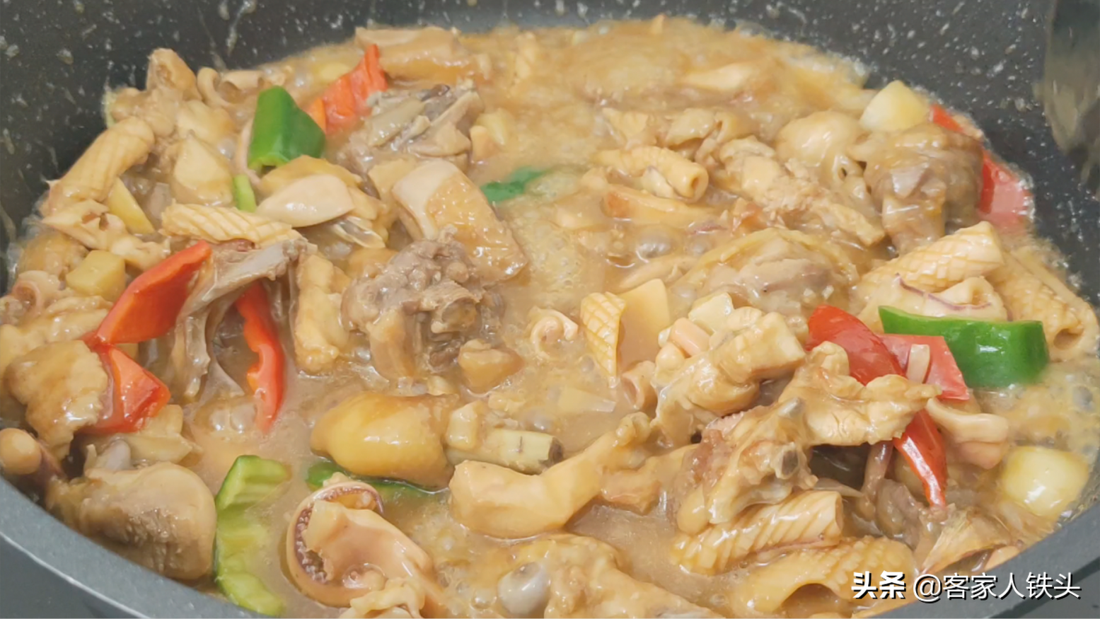 鸡肉配2个鱿鱼，这样做鸡骨头都舍不得吐，越嚼越香，味道真的好