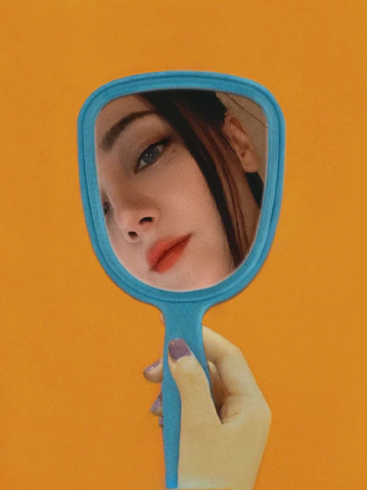 迪丽热巴连晒18张自拍照，御姐和可爱画风百变，对镜放闪超撩人