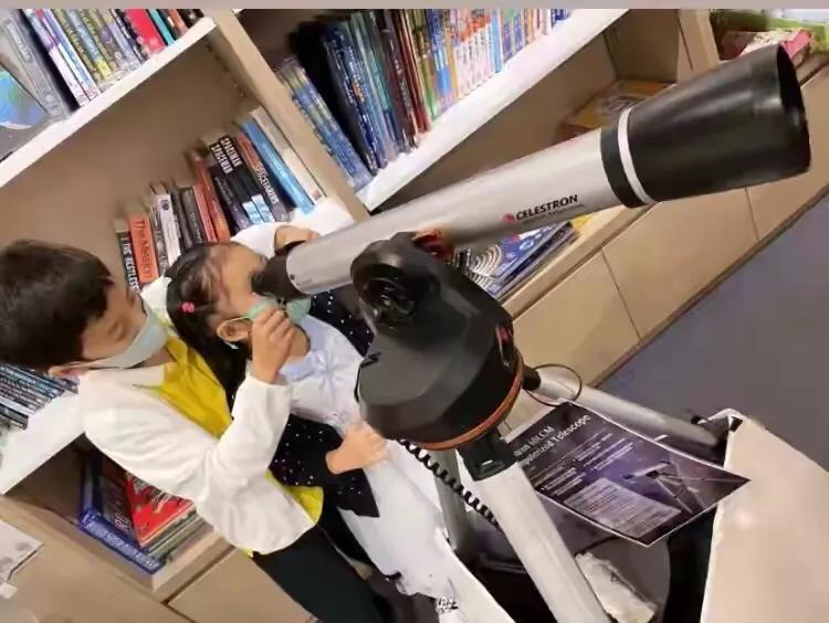 郭晶晶夫妇一起玩滑板，晶晶动作灵活，霍启刚动作笨拙搞笑很可爱