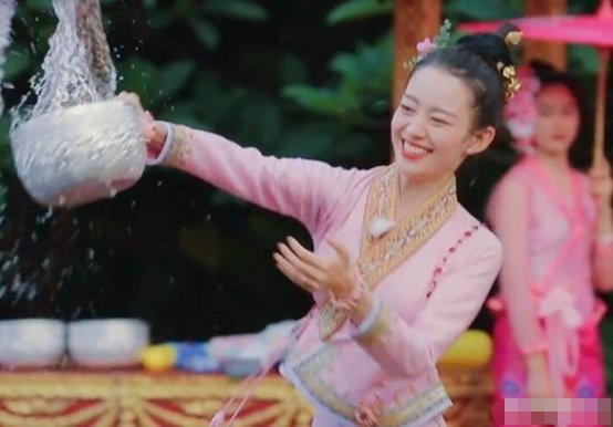 妻子团泼水之后，才意识到妆都花了，看到吉娜的脸，才懂啥叫半永