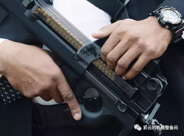 说到PDW你首先想到的就是它——比利时P90单兵自卫武器