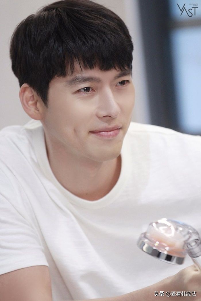 玄彬拍摄美容产品的幕后照片公开，眼神和微笑