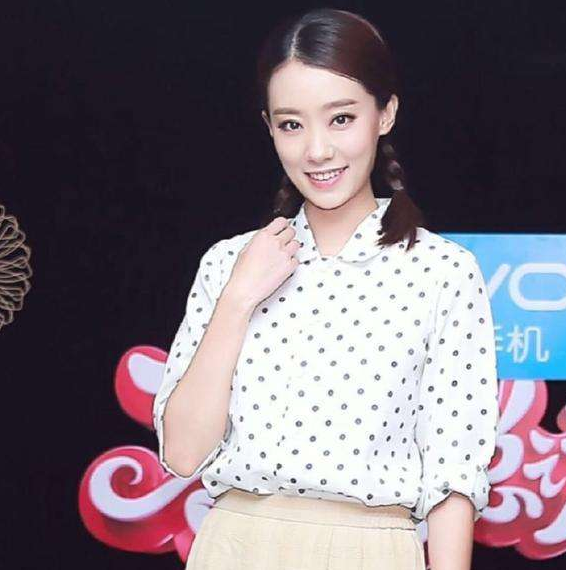 她是冯巩“女儿”，因春晚跷二郎腿一炮而红，