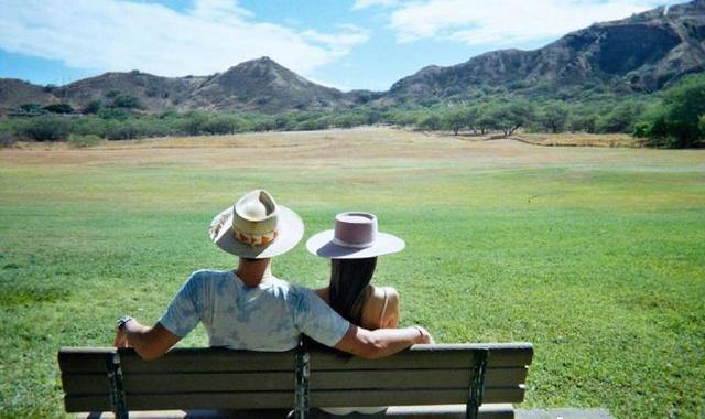 高以翔女友公开高高抱婴照表达思念，画面温馨