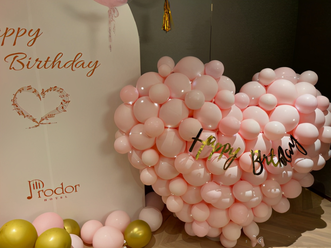 郎朗送大钻戒为娇妻庆生，吉娜晒合照高调撒糖，夫妻比心对视甜齁