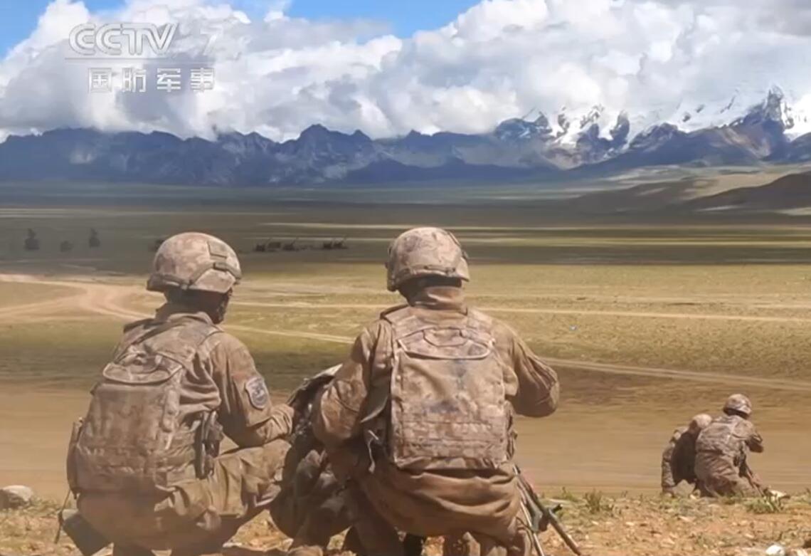 解放軍新迷彩快速換裝，實(shí)際穿出來(lái)的效果，大家認(rèn)為怎樣？