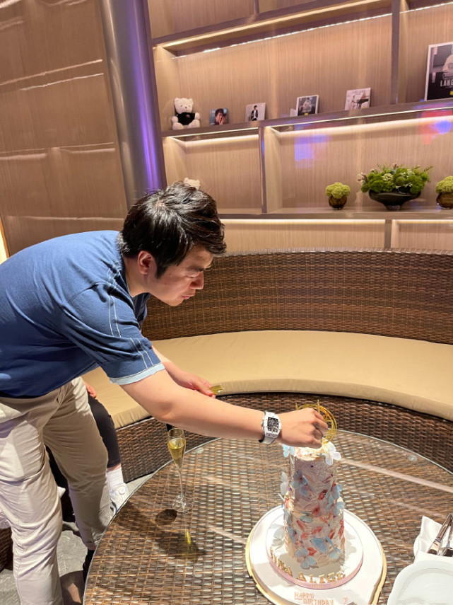 郎朗送大钻戒为娇妻庆生，吉娜晒合照高调撒糖，夫妻比心对视甜齁