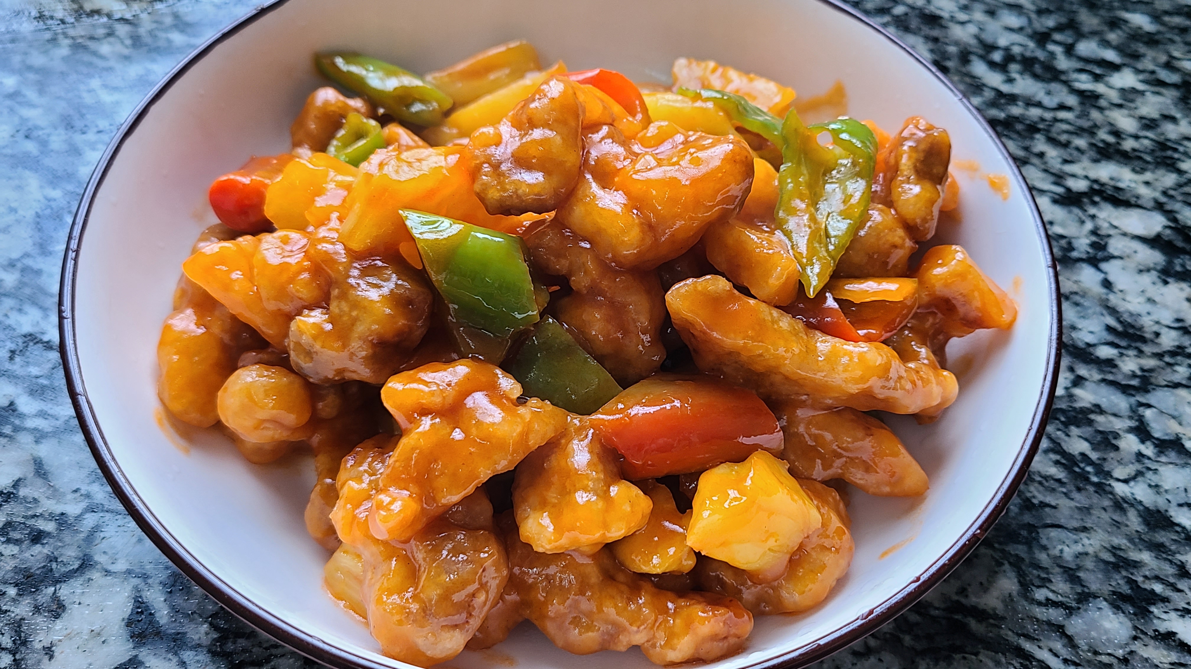 菠萝咕噜肉，广东夏天很火的一道美食，开胃又好吃，味道特别