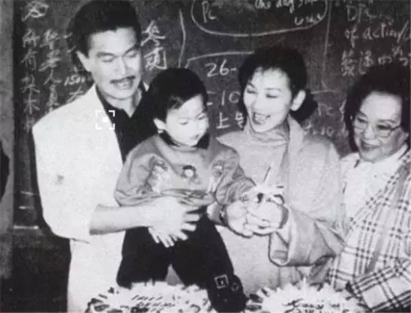 女神赵雅芝，远没你想象的那样单纯，三段情史无缝衔接，她凭什么