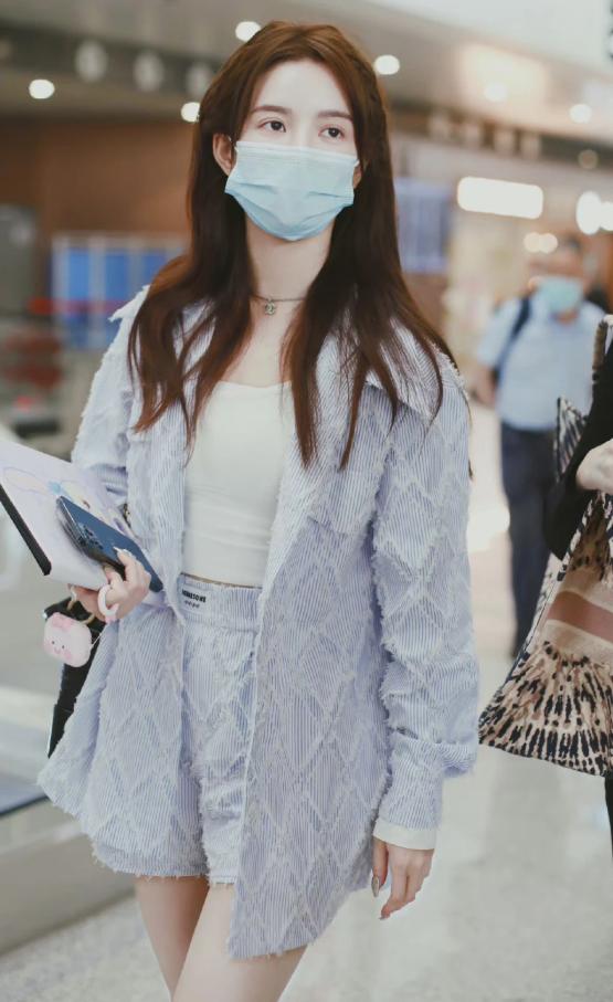 Liu Xiening Appeared At The Airport, The Light Blue Textured Jacket 