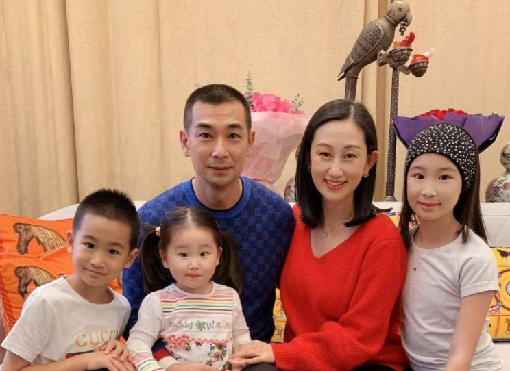 赵文卓与女儿同框飚热泪，机场匆匆见面就分开，49岁硬汉也很柔情