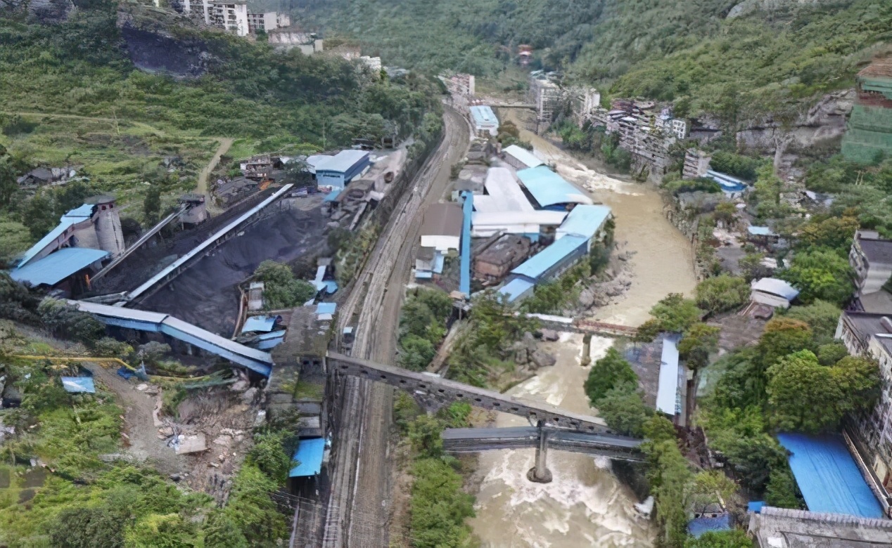 重庆一煤矿发生一氧化碳超限事故：16人死亡，因初因伤1人送医全力抢救