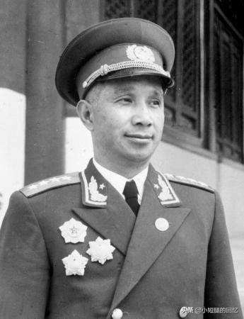 他曾是叶挺将军的手下，后来却成了十大大将之