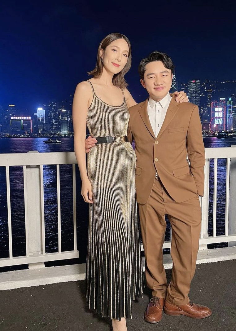 李亚男晒瑜伽照，小女儿趴在妈妈背上可爱出镜，换发型后颜值飙升