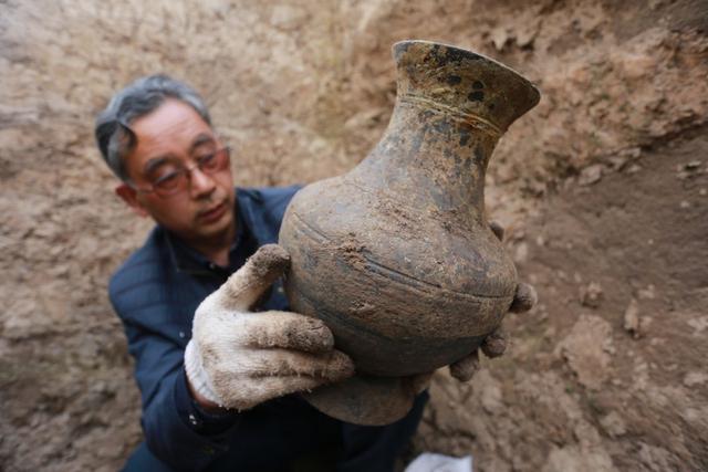 伊拉克挖出几个破罐子，引人围观，专家：中国