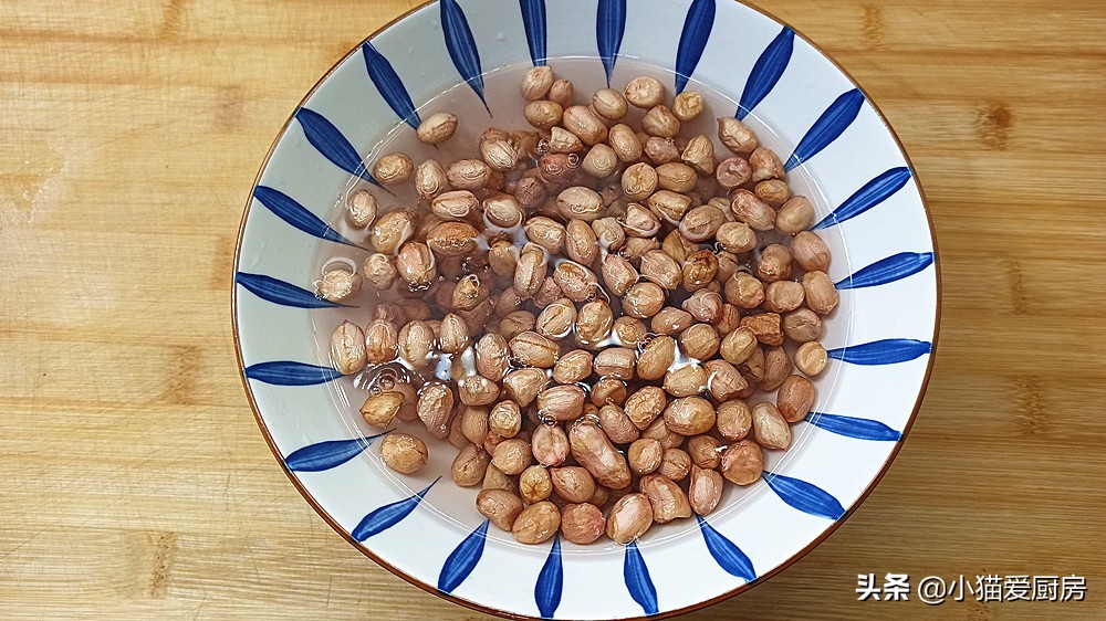 教你生拌花生米的做法，比水煮簡單，比油炸香，用來下飯下酒不錯