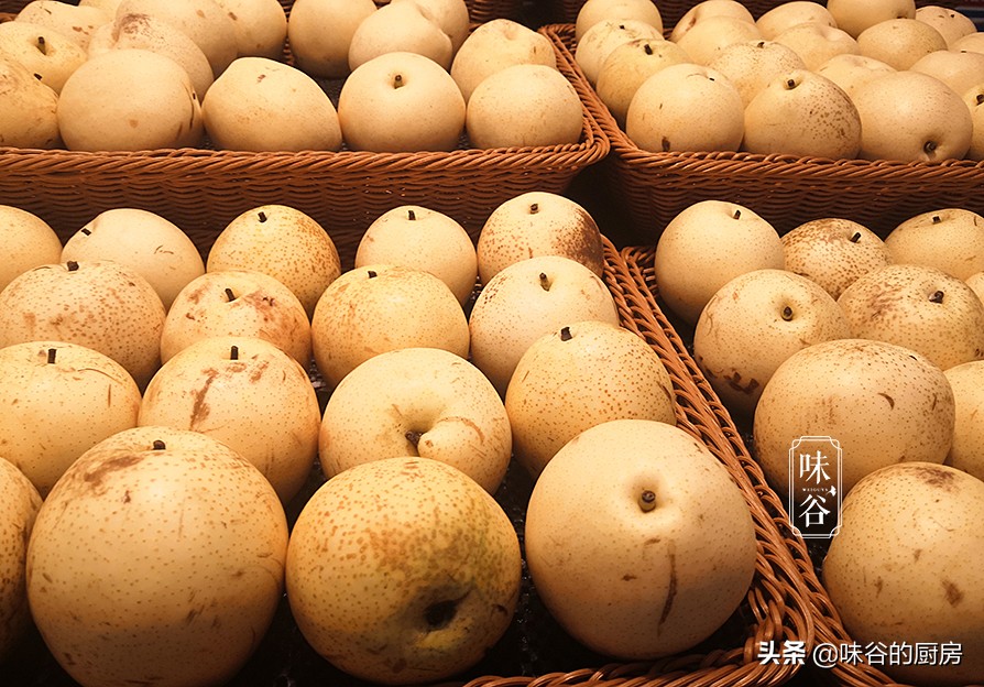 买梨子就得挑“母”的，香甜多汁味道好，牢记这4点，一挑一个准
