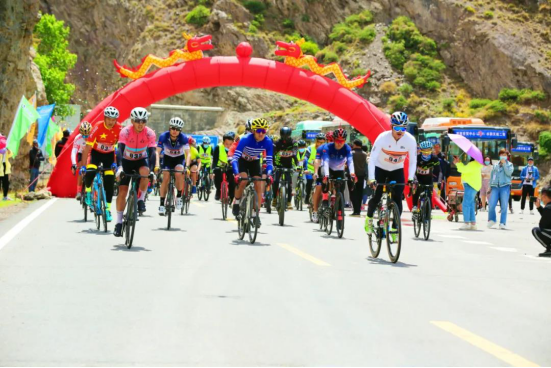 新疆库车：举办“5.19中国旅游日”穿越独库公路自行车骑行赛