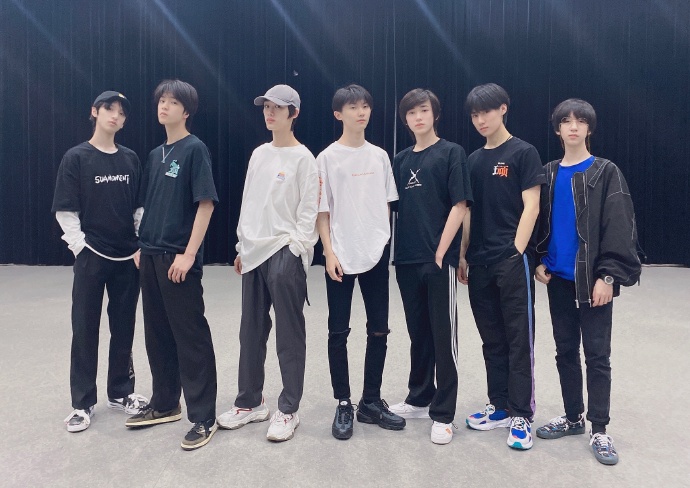 重庆“的哥”带我追星：年轻女孩们聚集在南滨路，苦苦等候着谁？