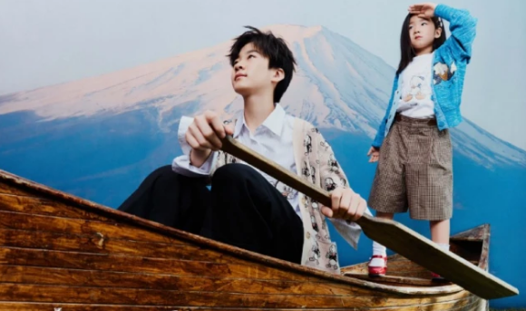 網友偶遇張亮兒子，天天比同齡人高半頭，穿上萬元鞋子上學引熱議