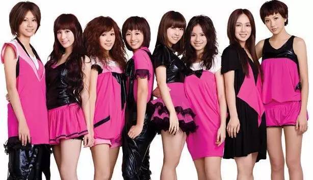 黑涩会美眉举行婚礼，7名成员齐聚当伴娘，这也